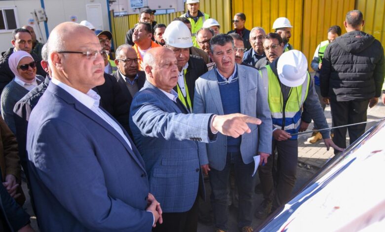 خلال جولته بمحافظة الاسكندرية وزير النقل يتابع مشروع إعادة تطوير ترام الرمل