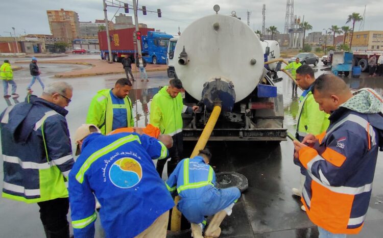 رئيس صرف الإسكندرية يتفقد منطقة وسط لمتابعة جهود التعامل مع مياه الأمطار