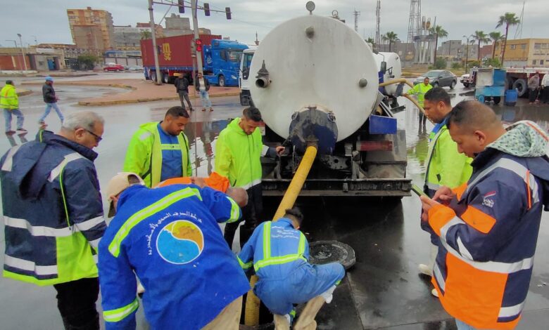 رئيس صرف الإسكندرية يتفقد منطقة وسط لمتابعة جهود التعامل مع مياه الأمطار