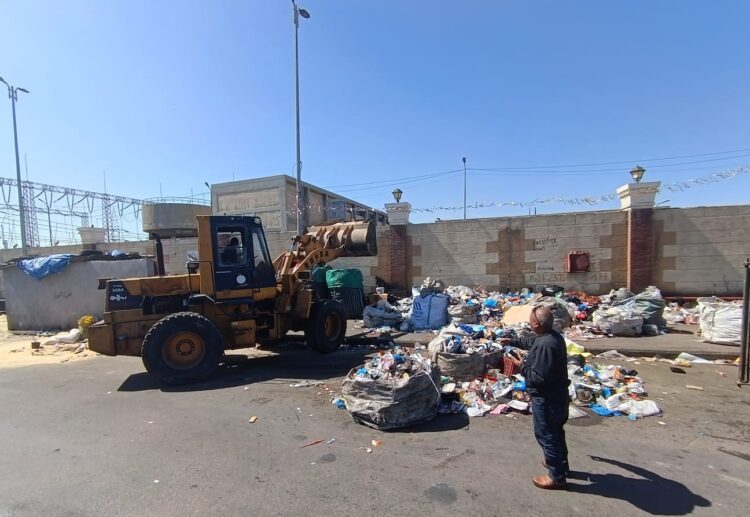 شركة نهضة مصر بالثغر ترفع جميع المخلفات وازالة وكر الفريزة من الموقف الجديد