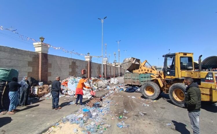 شركة نهضة مصر بالثغر ترفع جميع المخلفات وازالة وكر الفريزة من الموقف الجديد