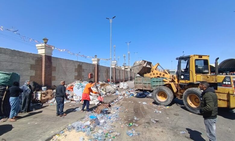 شركة نهضة مصر بالثغر ترفع جميع المخلفات وازالة وكر الفريزة من الموقف الجديد