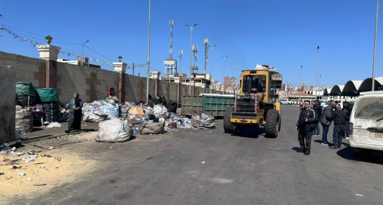 شركة نهضة مصر بالثغر ترفع جميع المخلفات وازالة وكر الفريزة من الموقف الجديد