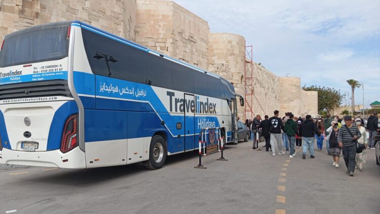 قلعة قايتباى بالإسكندرية تشهد إقبال غير مسبوق بآلاف الزائرين المصريين والأجانب