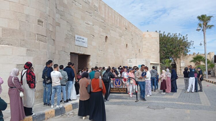 قلعة قايتباى بالإسكندرية تشهد إقبال غير مسبوق بآلاف الزائرين المصريين والأجانب