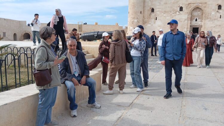 قلعة قايتباى بالإسكندرية تشهد إقبال غير مسبوق بآلاف الزائرين المصريين والأجانب