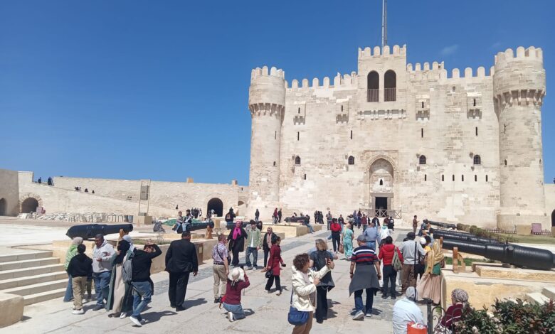 قلعة قايتباى بالإسكندرية تشهد إقبال غير مسبوق بآلاف الزائرين المصريين والأجانب