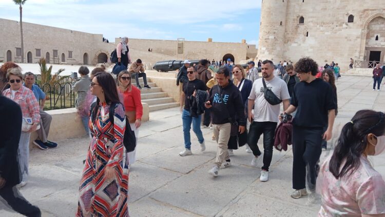 قلعة قايتباى بالإسكندرية تشهد إقبال غير مسبوق بآلاف الزائرين المصريين والأجانب