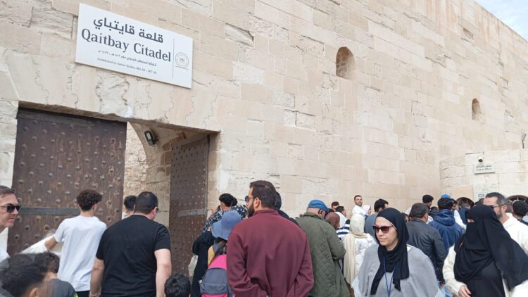 قلعة قايتباى بالإسكندرية تشهد إقبال غير مسبوق بآلاف الزائرين المصريين والأجانب