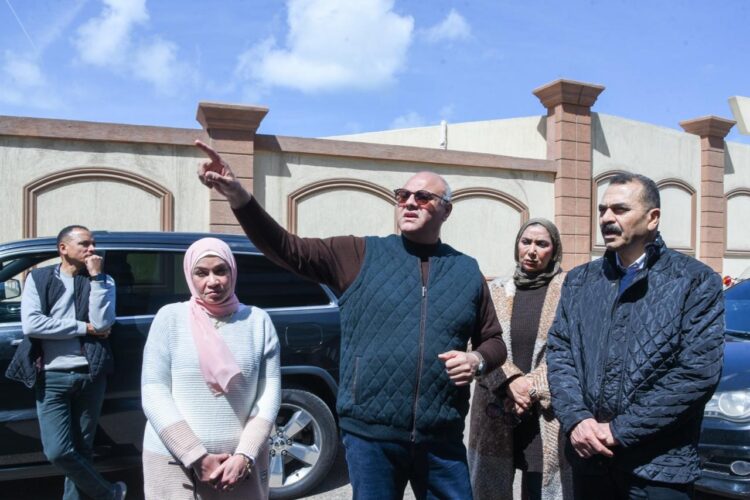 محافظ الإسكندرية بقوم بجولة ميدانية مفاجئة لإعادة الانضباط في الشارع السكندري