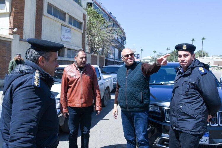 محافظ الإسكندرية بقوم بجولة ميدانية مفاجئة لإعادة الانضباط في الشارع السكندري