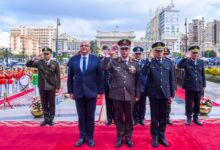 محافظ الإسكندرية و قائد المنطقة الشمالية يضعون إكليل الزهور للنصب التذكاري للشهداء