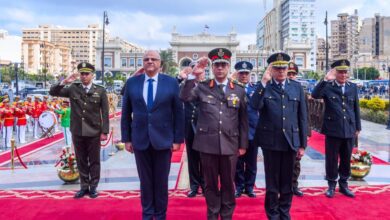 محافظ الإسكندرية و قائد المنطقة الشمالية يضعون إكليل الزهور للنصب التذكاري للشهداء