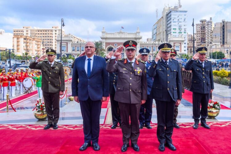 محافظ الإسكندرية و قائد المنطقة الشمالية يضعون إكليل الزهور للنصب التذكاري للشهداء