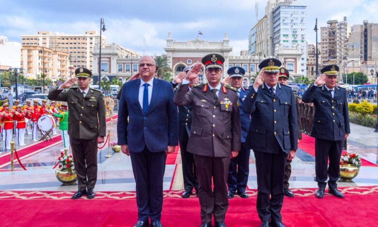 محافظ الإسكندرية و قائد المنطقة الشمالية يضعون إكليل الزهور للنصب التذكاري للشهداء