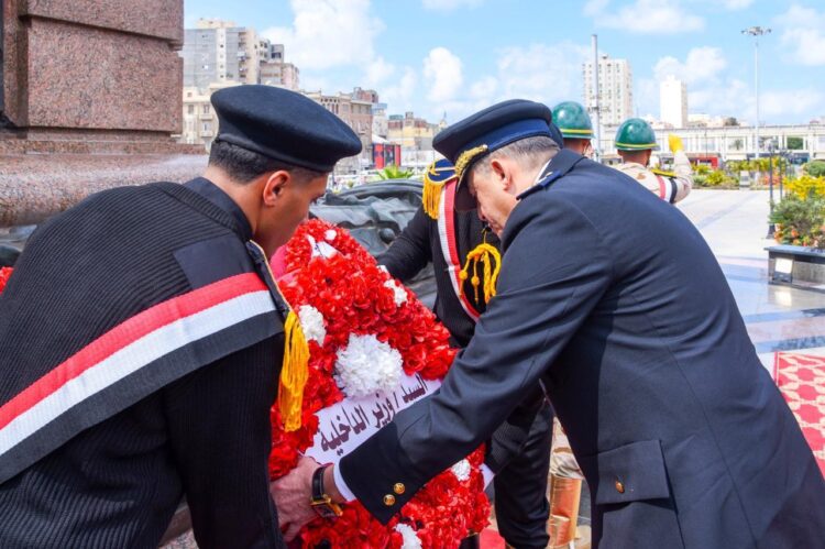 محافظ الإسكندرية و قائد المنطقة الشمالية يضعون إكليل الزهور للنصب التذكاري للشهداء