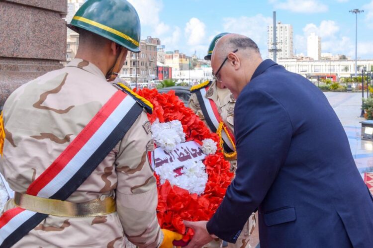 محافظ الإسكندرية و قائد المنطقة الشمالية يضعون إكليل الزهور للنصب التذكاري للشهداء