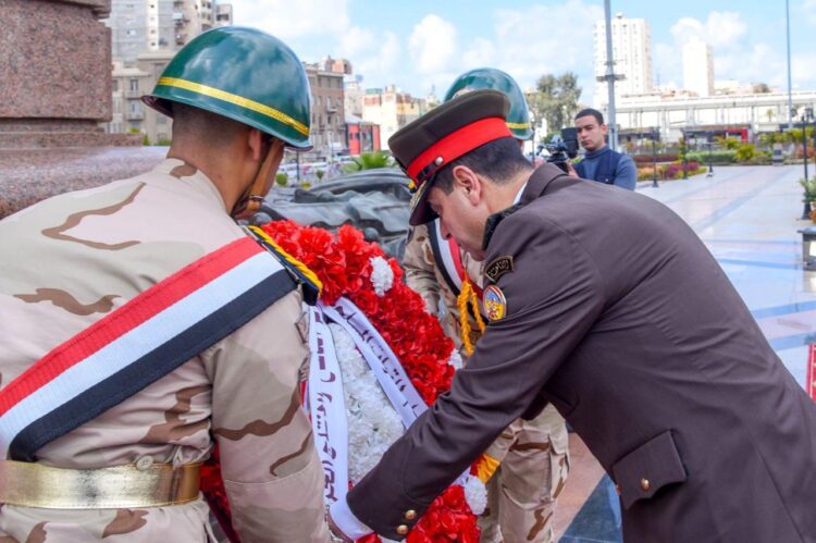 محافظ الإسكندرية و قائد المنطقة الشمالية يضعون إكليل الزهور للنصب التذكاري للشهداء