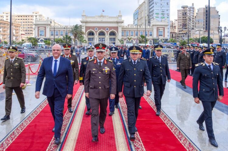 محافظ الإسكندرية و قائد المنطقة الشمالية يضعون إكليل الزهور للنصب التذكاري للشهداء