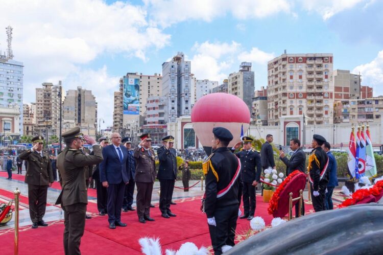 محافظ الإسكندرية و قائد المنطقة الشمالية يضعون إكليل الزهور للنصب التذكاري للشهداء