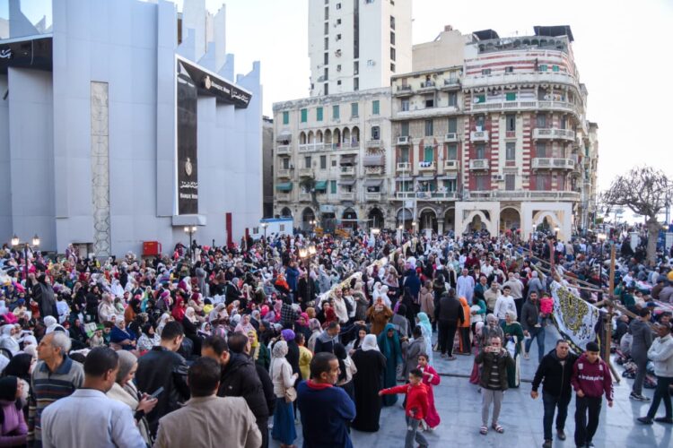 محافظ الإسكندرية يؤدي صلاة عيد الفطر المبارك بمسجد المرسي أبو العباس