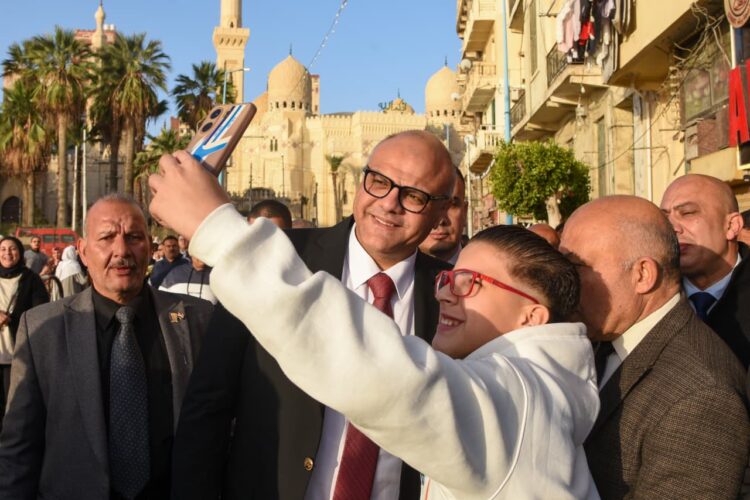 محافظ الإسكندرية يؤدي صلاة عيد الفطر المبارك بمسجد المرسي أبو العباس
