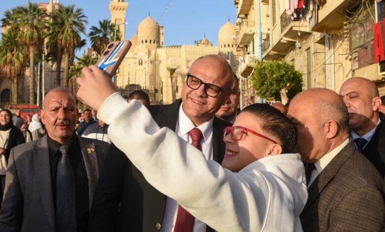 محافظ الإسكندرية يؤدي صلاة عيد الفطر المبارك بمسجد المرسي أبو العباس