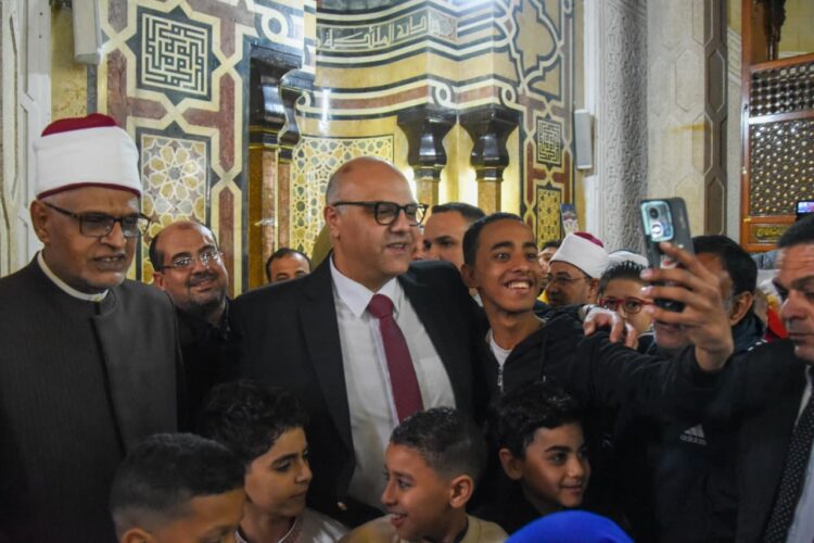 محافظ الإسكندرية يؤدي صلاة عيد الفطر المبارك بمسجد المرسي أبو العباس
