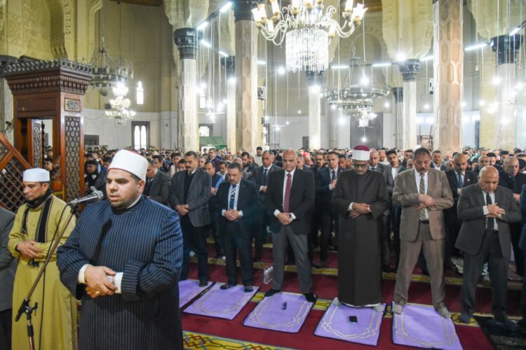 محافظ الإسكندرية يؤدي صلاة عيد الفطر المبارك بمسجد المرسي أبو العباس