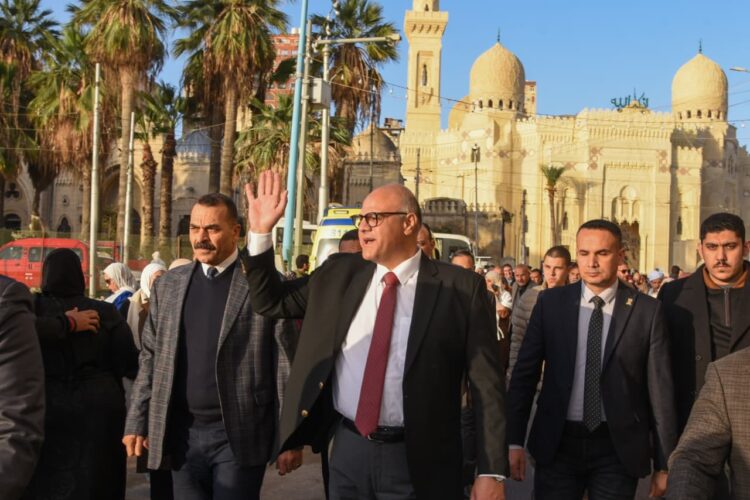 محافظ الإسكندرية يؤدي صلاة عيد الفطر المبارك بمسجد المرسي أبو العباس