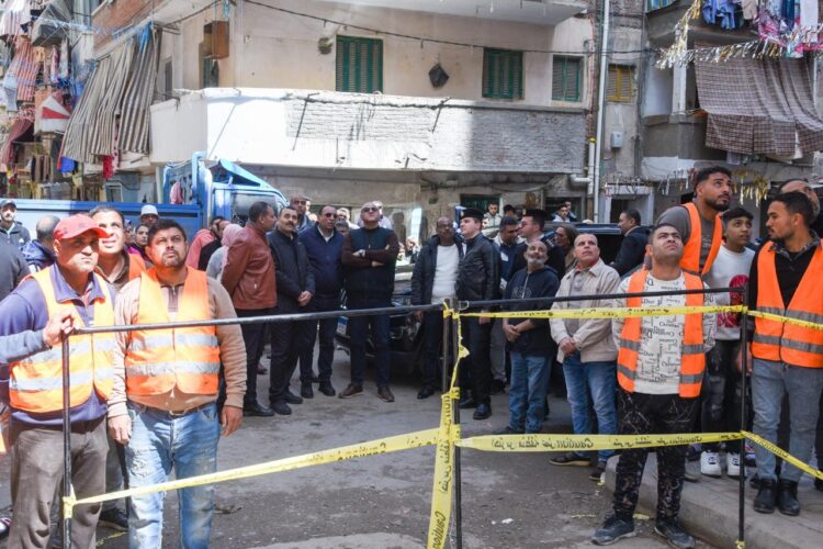 محافظ الإسكندرية يتابع إزالة عقار آيل للسقوط بحي المنتزه أول