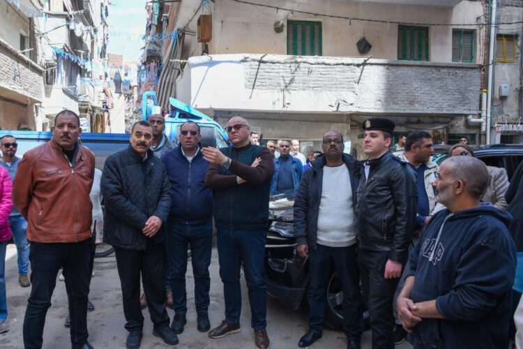 محافظ الإسكندرية يتابع إزالة عقار آيل للسقوط بحي المنتزه أول