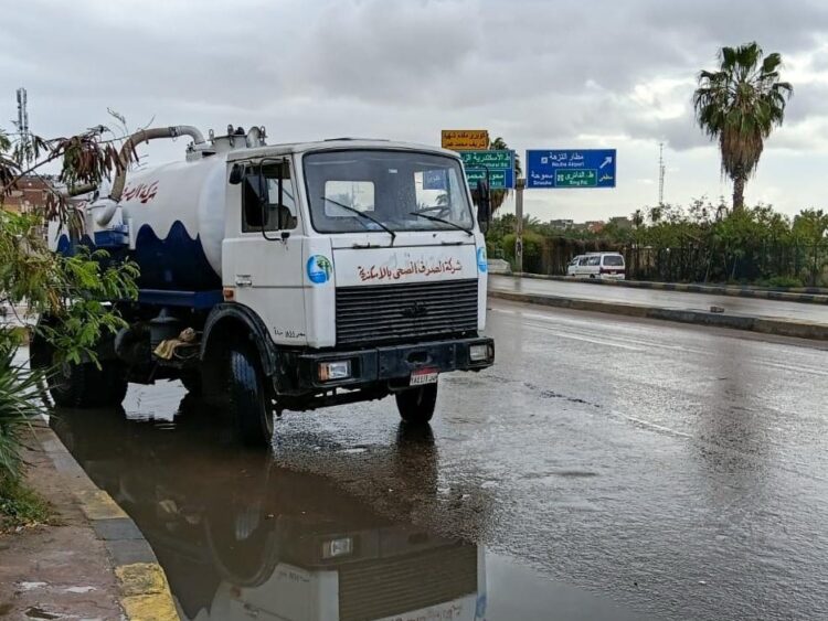 محافظ الإسكندرية يتابع من داخل "مركز السيطرة"  التعامل مع موجة الأمطار الغزيرة