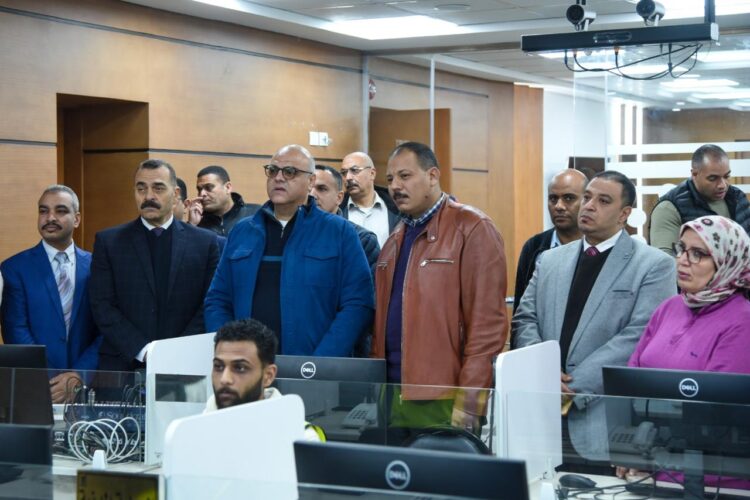 محافظ الإسكندرية يتابع من داخل "مركز السيطرة"  التعامل مع موجة الأمطار الغزيرة