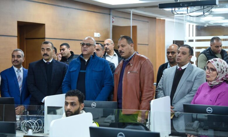 محافظ الإسكندرية يتابع من داخل "مركز السيطرة"  التعامل مع موجة الأمطار الغزيرة