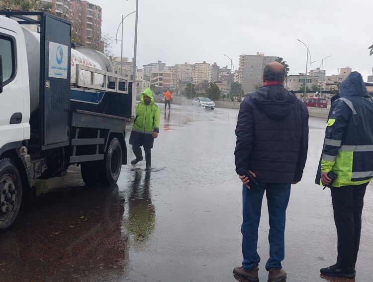 محافظ الإسكندرية يتابع من داخل "مركز السيطرة"  التعامل مع موجة الأمطار الغزيرة