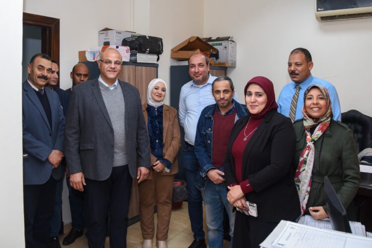 محافظ الإسكندرية يتفقد ديوان عام المحافظة لتقديم التهنئة للعاملين بمناسبة عيد الفطر المبارك