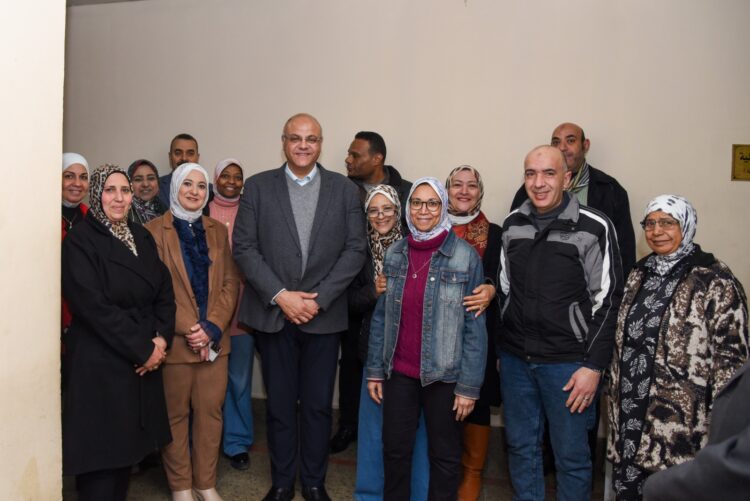 محافظ الإسكندرية يتفقد ديوان عام المحافظة لتقديم التهنئة للعاملين بمناسبة عيد الفطر المبارك