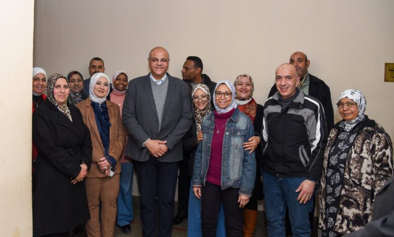 محافظ الإسكندرية يتفقد ديوان عام المحافظة لتقديم التهنئة للعاملين بمناسبة عيد الفطر المبارك