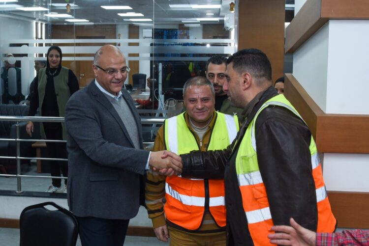 محافظ الإسكندرية يتفقد ديوان عام المحافظة لتقديم التهنئة للعاملين بمناسبة عيد الفطر المبارك