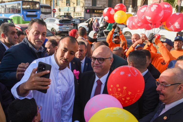 محافظ الإسكندرية يجري جولة على  الكورنيش لمشاركة المواطنين فرحة عيد الفطر المبارك