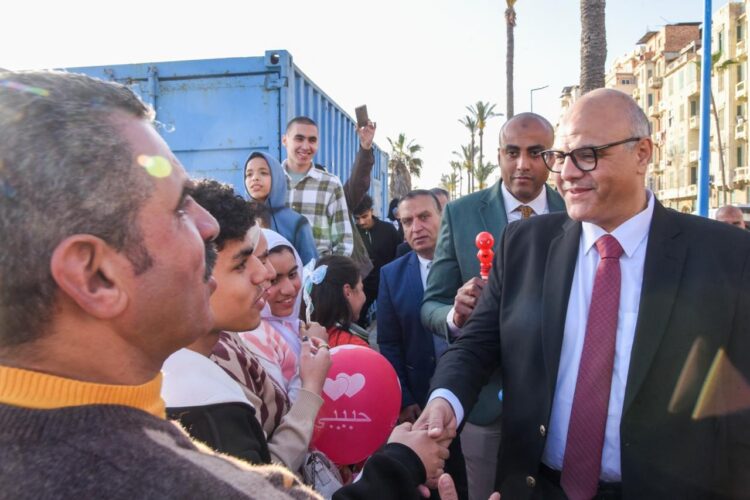 محافظ الإسكندرية يجري جولة على  الكورنيش لمشاركة المواطنين فرحة عيد الفطر المبارك