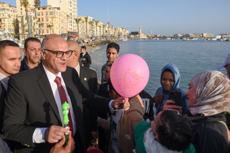 محافظ الإسكندرية يجري جولة على  الكورنيش لمشاركة المواطنين فرحة عيد الفطر المبارك