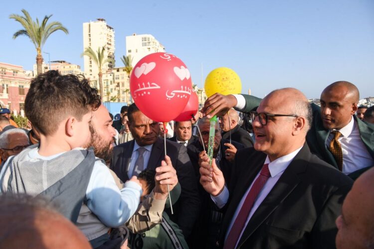 محافظ الإسكندرية يجري جولة على  الكورنيش لمشاركة المواطنين فرحة عيد الفطر المبارك
