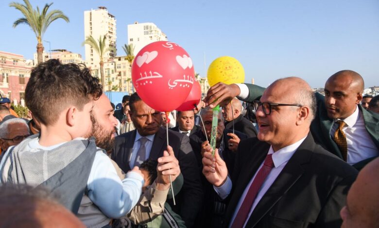 محافظ الإسكندرية يجري جولة على  الكورنيش لمشاركة المواطنين فرحة عيد الفطر المبارك