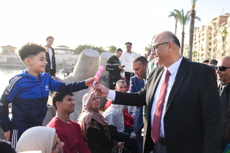 محافظ الإسكندرية يجري جولة على  الكورنيش لمشاركة المواطنين فرحة عيد الفطر المبارك