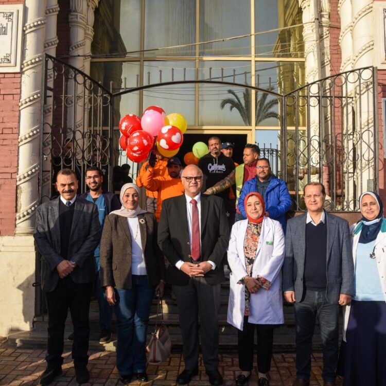 محافظ الإسكندرية يزور مستشفى الأنفوشي للأطفال لتهنئة المرضي بعيد الفطر المبارك