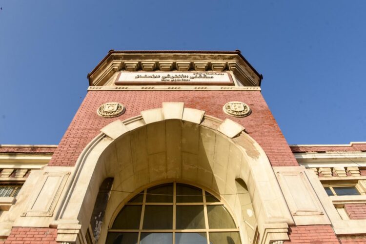 محافظ الإسكندرية يزور مستشفى الأنفوشي للأطفال لتهنئة المرضي بعيد الفطر المبارك