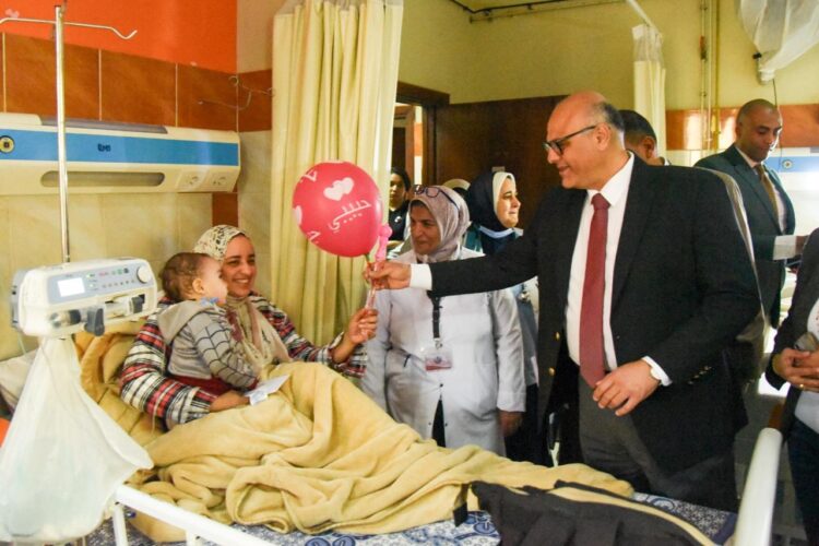 محافظ الإسكندرية يزور مستشفى الأنفوشي للأطفال لتهنئة المرضي بعيد الفطر المبارك