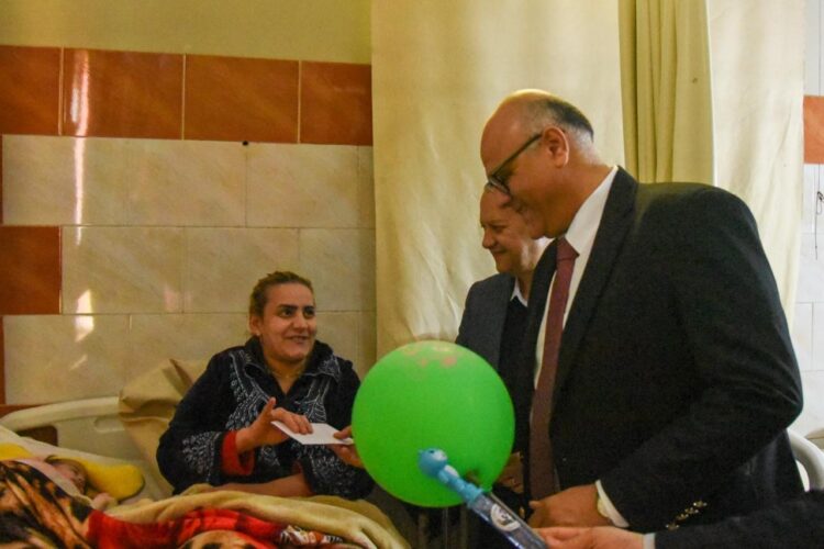محافظ الإسكندرية يزور مستشفى الأنفوشي للأطفال لتهنئة المرضي بعيد الفطر المبارك